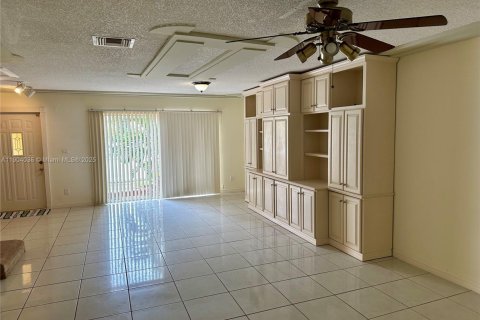 Touwnhouse à vendre à Miami, Floride: 2 chambres, 129.6 m2 № 1963540 - photo 5