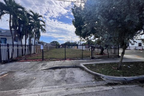 Купить земельный участок в Майами, Флорида № 1948805 - фото 9