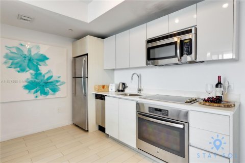 Condo in Hallandale Beach, Florida, 2 bedrooms  № 2014373 - photo 8