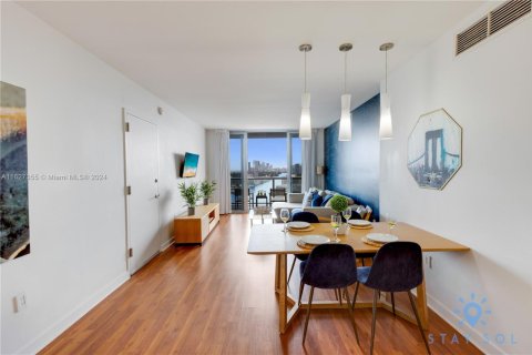 Condo in Hallandale Beach, Florida, 2 bedrooms  № 2014373