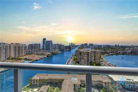 Condo in Hallandale Beach, Florida, 2 bedrooms  № 2014373 - photo 18