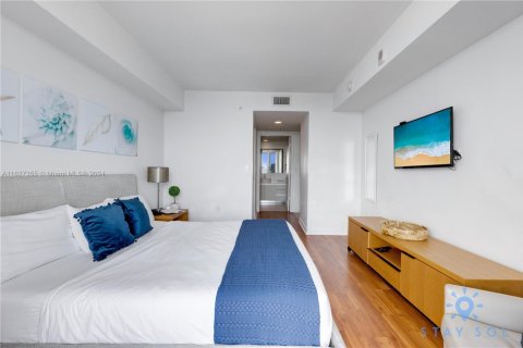 Condo in Hallandale Beach, Florida, 2 bedrooms  № 2014373 - photo 13