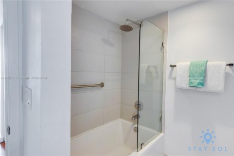 Condo in Hallandale Beach, Florida, 2 bedrooms  № 2014373 - photo 16