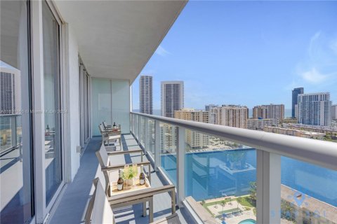 Condo in Hallandale Beach, Florida, 2 bedrooms  № 2014373 - photo 17