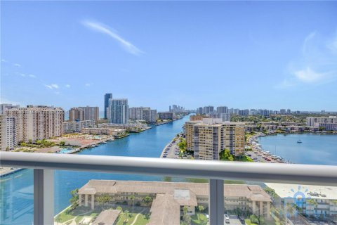 Condo in Hallandale Beach, Florida, 2 bedrooms  № 2014373 - photo 19