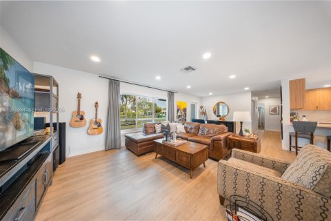 Casa en venta en Miami, Florida, 4 dormitorios, 190.82 m2 № 2025798 - foto 7