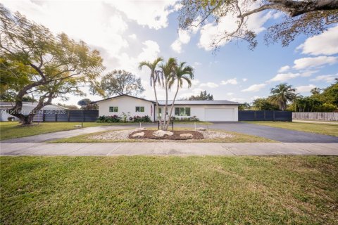 Casa en venta en Miami, Florida, 4 dormitorios, 190.82 m2 № 2025798 - foto 2