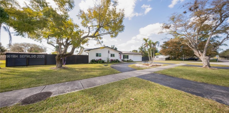 Casa en Miami, Florida 4 dormitorios, 190.82 m2 № 2025798