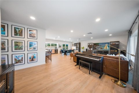 Casa en venta en Miami, Florida, 4 dormitorios, 190.82 m2 № 2025798 - foto 4