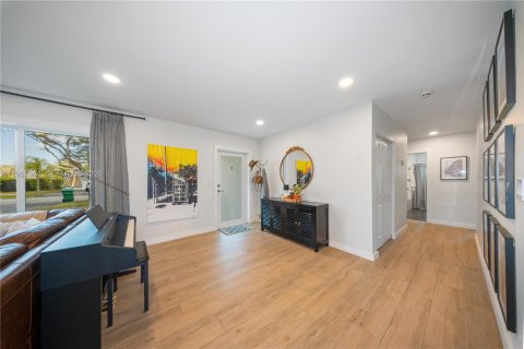 Casa en venta en Miami, Florida, 4 dormitorios, 190.82 m2 № 2025798 - foto 5