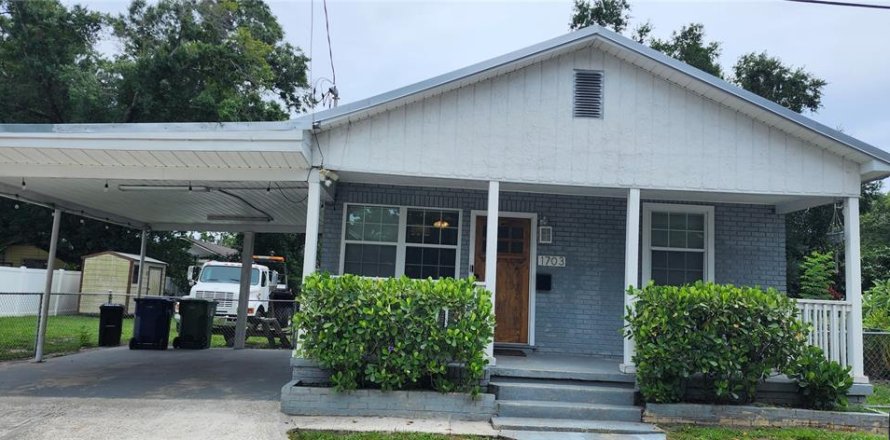 House in Tampa, Florida 3 bedrooms, 94.57 sq.m. № 2209227