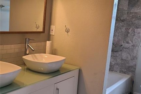 House in Tampa, Florida 3 bedrooms, 94.57 sq.m. № 2209227 - photo 7