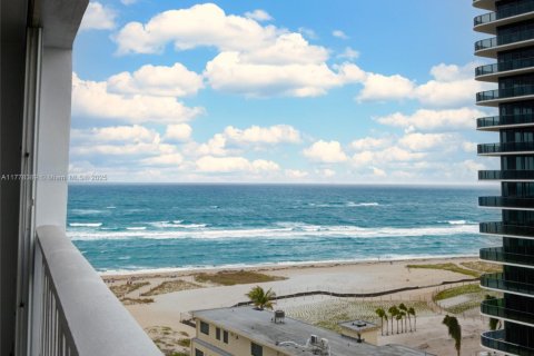 Condo in Pompano Beach, Florida, 2 bedrooms  № 1868404 - photo 2