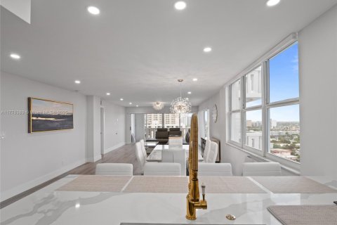 Condo in Pompano Beach, Florida, 2 bedrooms  № 1868404 - photo 3