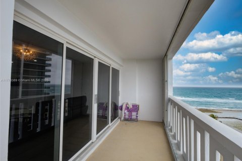 Condo in Pompano Beach, Florida, 2 bedrooms  № 1868404 - photo 1