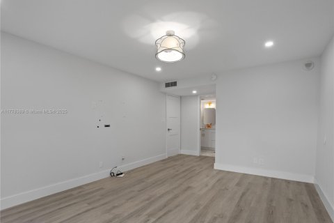 Condo in Pompano Beach, Florida, 2 bedrooms  № 1868404 - photo 21