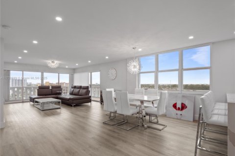 Condo in Pompano Beach, Florida, 2 bedrooms  № 1868404 - photo 4