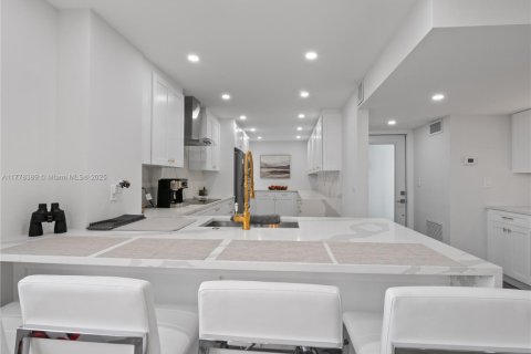 Condo in Pompano Beach, Florida, 2 bedrooms  № 1868404 - photo 27