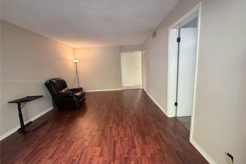 Copropriété à vendre à Tamarac, Floride: 2 chambres, 73.39 m2 № 2034931 - photo 2