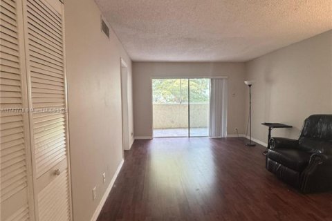 Copropriété à vendre à Tamarac, Floride: 2 chambres, 73.39 m2 № 2034931 - photo 19