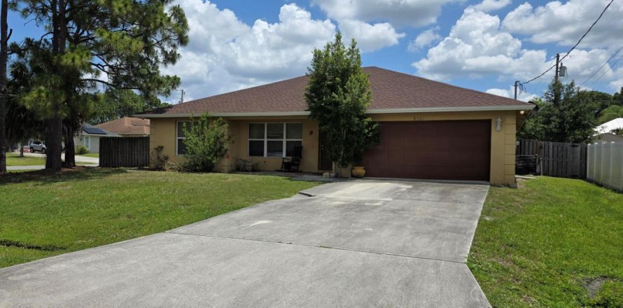 House in Port St. Lucie, Florida 3 bedrooms, 116.31 sq.m. № 2083364