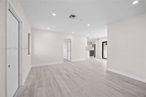 Casa en venta en Miami Gardens, Florida, 3 dormitorios, 114.27 m2 № 2000445 - foto 17