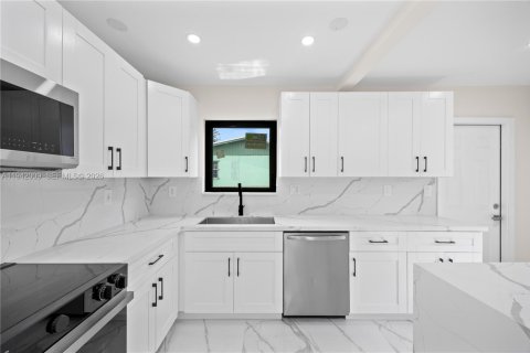 Casa en venta en Miami Gardens, Florida, 3 dormitorios, 114.27 m2 № 2000445 - foto 5