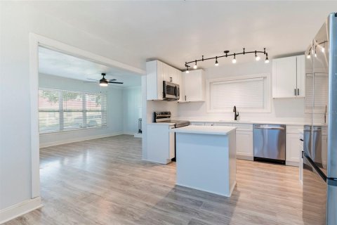 House in Pinellas Park, Florida 2 bedrooms, 93.83 sq.m. № 1914157 - photo 10