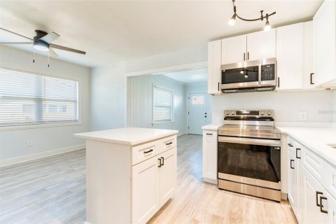 House in Pinellas Park, Florida 2 bedrooms, 93.83 sq.m. № 1914157 - photo 6