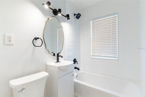 House in Pinellas Park, Florida 2 bedrooms, 93.83 sq.m. № 1914157 - photo 12