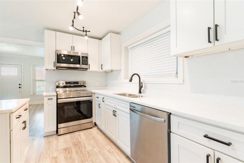 House in Pinellas Park, Florida 2 bedrooms, 93.83 sq.m. № 1914157 - photo 7