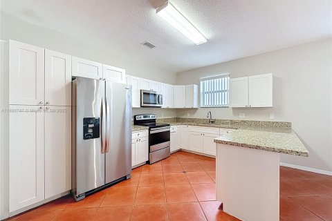 Casa en venta en Miramar, Florida, 4 dormitorios, 162.67 m2 № 1944718 - foto 10