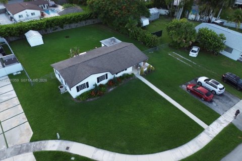 Villa ou maison à louer à Cutler Bay, Floride: 3 chambres, 134.15 m2 № 2375356 - photo 2