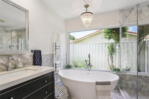 Villa ou maison à vendre à Miami, Floride: 5 chambres, 346.9 m2 № 1962703 - photo 16