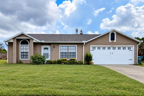 House in Deltona, Florida 3 bedrooms, 108.79 sq.m. № 2368840