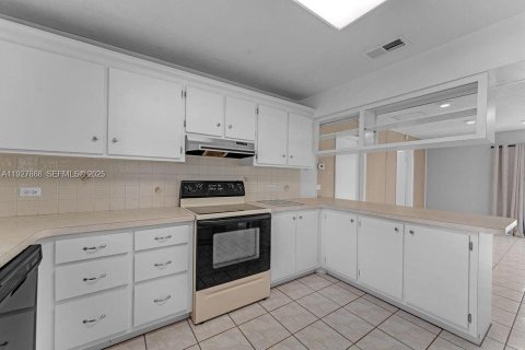 House in Key Largo, Florida 3 bedrooms, 220.92 sq.m. № 1988138 - photo 15