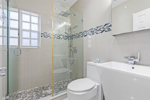 House in Hialeah, Florida 3 bedrooms, 112.04 sq.m. № 2056002 - photo 9