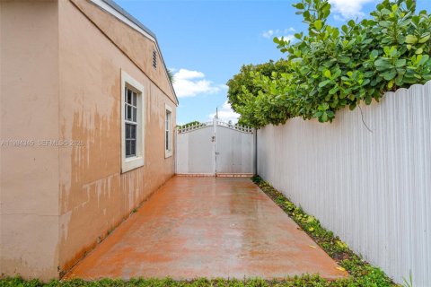 House in Hialeah, Florida 3 bedrooms, 112.04 sq.m. № 2056002 - photo 19