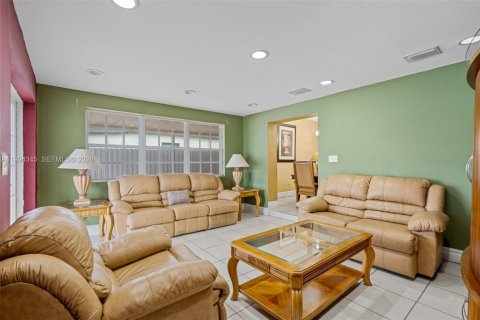 House in Hialeah, Florida 3 bedrooms, 112.04 sq.m. № 2056002 - photo 6