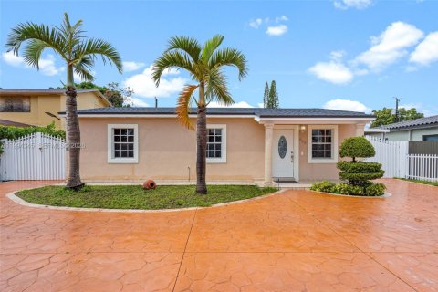 House in Hialeah, Florida 3 bedrooms, 112.04 sq.m. № 2056002 - photo 2