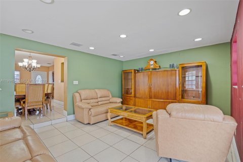 House in Hialeah, Florida 3 bedrooms, 112.04 sq.m. № 2056002 - photo 7