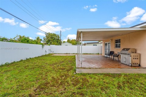 House in Hialeah, Florida 3 bedrooms, 112.04 sq.m. № 2056002 - photo 17