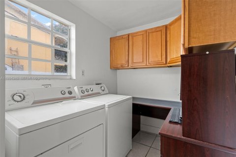 House in Hialeah, Florida 3 bedrooms, 112.04 sq.m. № 2056002 - photo 13