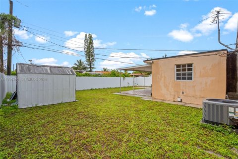 House in Hialeah, Florida 3 bedrooms, 112.04 sq.m. № 2056002 - photo 21