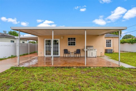 House in Hialeah, Florida 3 bedrooms, 112.04 sq.m. № 2056002 - photo 15