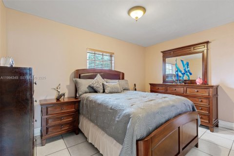 House in Hialeah, Florida 3 bedrooms, 112.04 sq.m. № 2056002 - photo 8