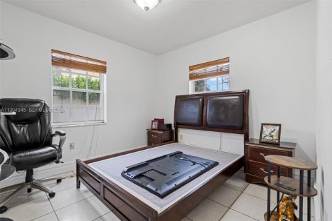 House in Hialeah, Florida 3 bedrooms, 112.04 sq.m. № 2056002 - photo 11