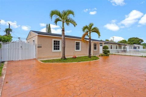 House in Hialeah, Florida 3 bedrooms, 112.04 sq.m. № 2056002 - photo 3