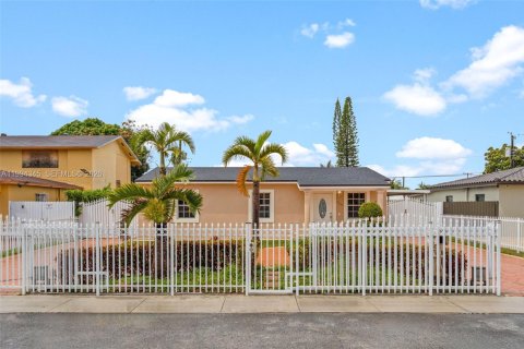 House in Hialeah, Florida 3 bedrooms, 112.04 sq.m. № 2056002