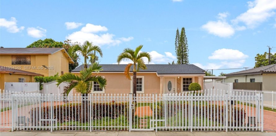 House in Hialeah, Florida 3 bedrooms, 112.04 sq.m. № 2056002